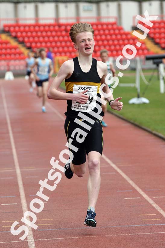 Boys under-15s 1500 metres, North Eastern Champs, Gateshead Stadium. Photo: David T. Hewitson/Sports for All Pics